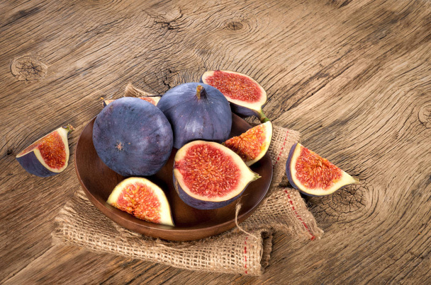 Fig. frutas no fundo de madeira
 - Foto, Imagem