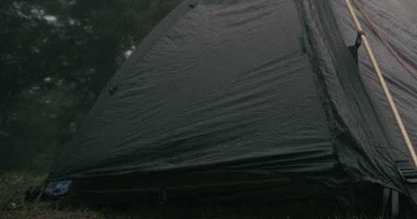 Fekete turisztikai sátor integetett a szél alatt tör a Kárpátokban a slo-Mo - Felvétel, videó