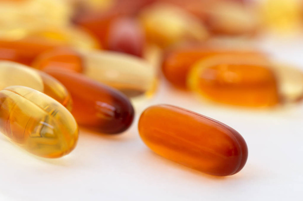 Vitaminen en gezonde supplementen op witte achtergrond - Foto, afbeelding