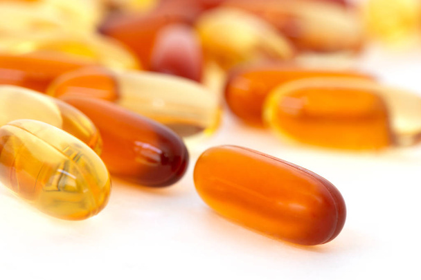 Vitamine und gesunde Nahrungsergänzungsmittel auf weißem Hintergrund - Foto, Bild
