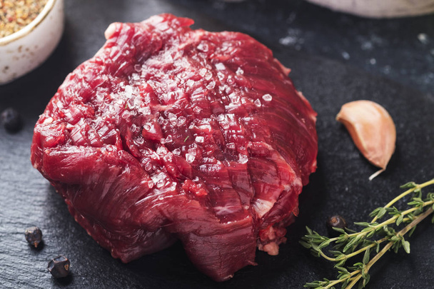  Rauw vlees steak klaar om te koken - Foto, afbeelding
