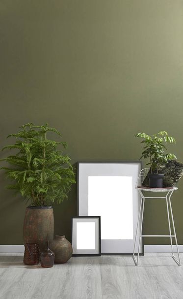 vnitřní zelená zeď, koncept za prázdnými rámy s makelací - Fotografie, Obrázek