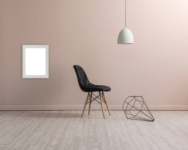 pared de crema, interior vacío, decoración nórdica y concepto de silla negra
 - Foto, imagen