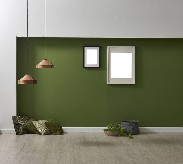 Zöld fali lámpa szék párna és szőnyeg csendélet. - Fotó, kép