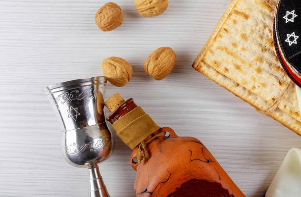 Ein jüdisches Matza-Brot mit Wein. Pessach-Urlaubskonzept - Foto, Bild