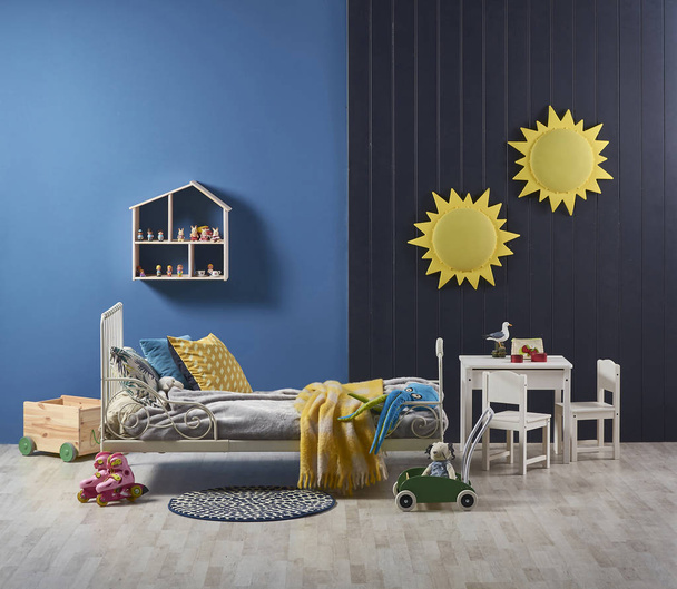 Chambre bébé fond mural bleu mobilier blanc et style jouet. - Photo, image