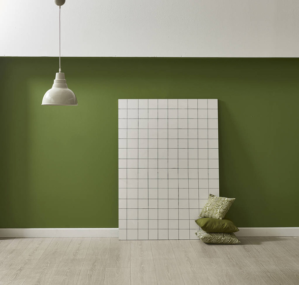 Зеленая стена лампы кресло подушка и ковер натюрморт. - Фото, изображение
