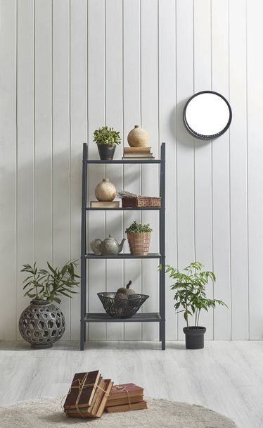nuevo estante moderno detrás de la pared de madera blanca natural, estilo vertical
  - Foto, Imagen