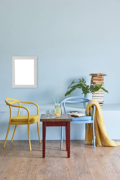 Blauwe kamer muur decoratieve interieur stijl met kleurrijke stoel ontwerp. - Foto, afbeelding