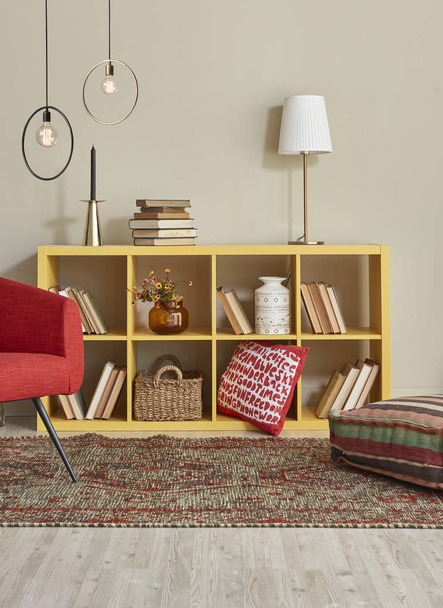 habitación interior moderna con muebles agradables en el interior y libros
 - Foto, Imagen