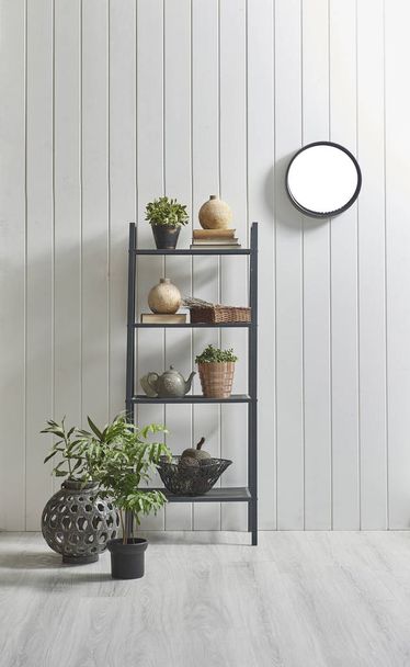nieuwe moderne plank achter natuurlijke witte houten muur, verticale stijl  - Foto, afbeelding