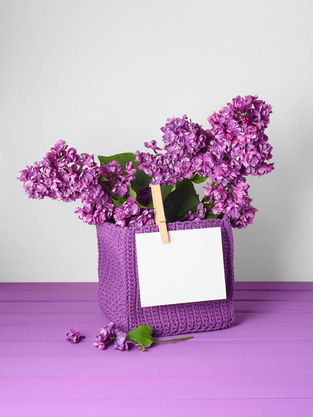 Весняна листівка з порожніми нотами і бузковими квітами
 - Фото, зображення