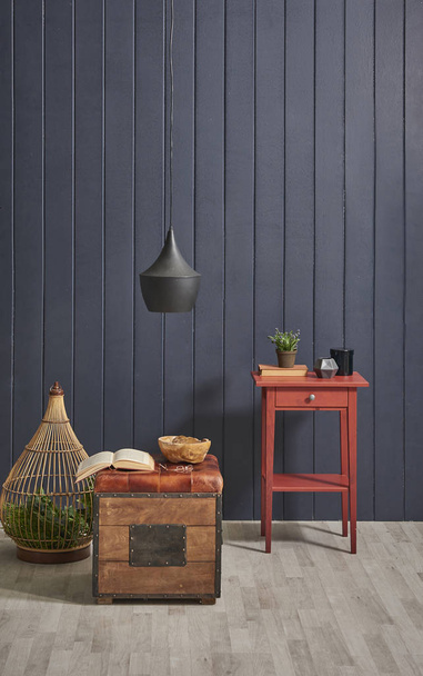 Decoratieve huis accessoire stijl blauwe wand lamp bank en stoel concept. - Foto, afbeelding