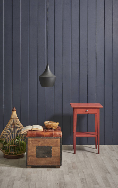 Decoratieve huis accessoire stijl blauwe wand lamp bank en stoel concept. - Foto, afbeelding
