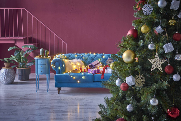 Όμορφο χριστουγεννιάτικο δέντρο και σκούρο μπλε καναπέ, concept σπίτι με το νέο έτος αξεσουάρ - Φωτογραφία, εικόνα