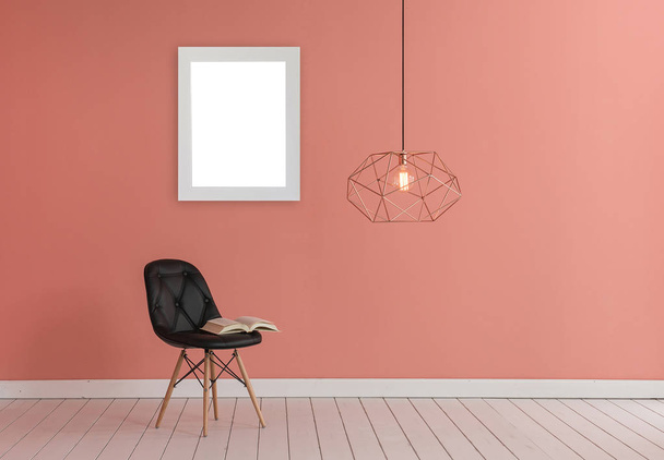 pared de color rosa claro con lámpara moderna y silla negra
  - Foto, imagen