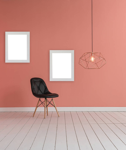 ανοιχτό ροζ χρώμα τοίχου με μοντέρνα λάμπα και μαύρη καρέκλα  - Φωτογραφία, εικόνα