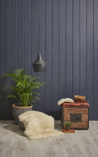 Dekoratív otthoni tartozék stílus kék fali lámpa kanapé és szék koncepció. - Fotó, kép