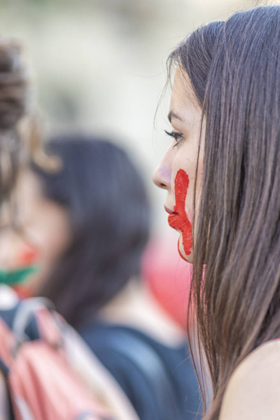 Kadın gövdeli boya sırasında kadınlar günü Santiago de Chile şehrinde 8m: Santiago ülke: Şili tarihi: 8 Mart 2019  - Fotoğraf, Görsel