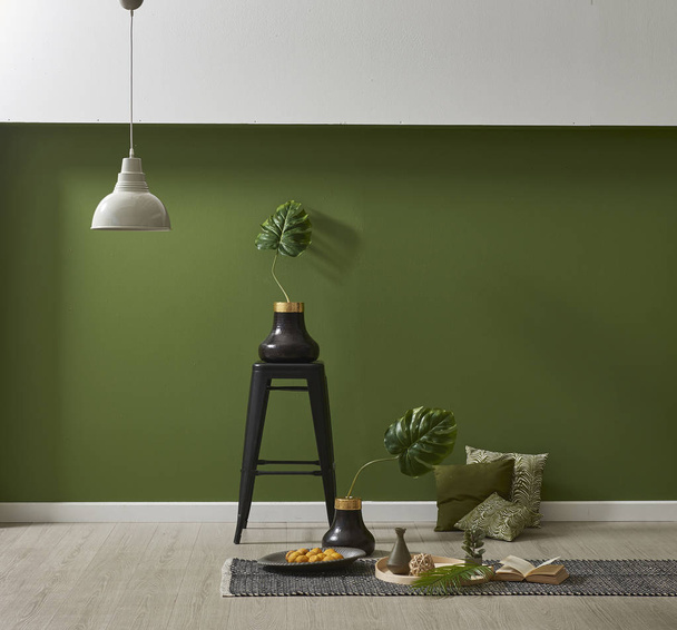 Зелена настінна лампа стілець подушка і килим натюрморт
. - Фото, зображення