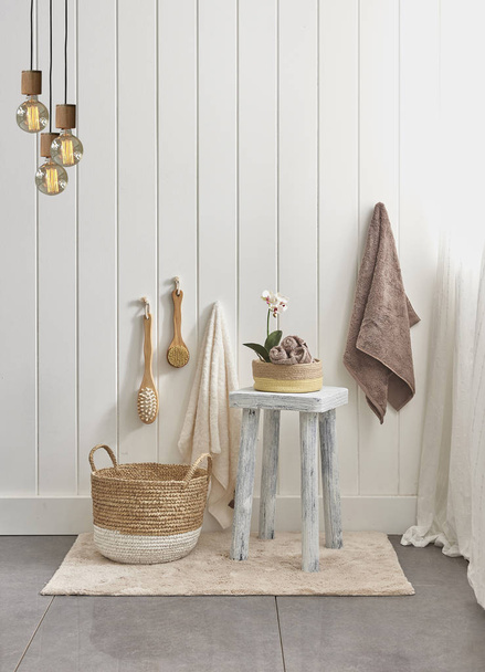 Badezimmer Werkzeugbürste Handtuch an der Wand und Stuhl aus Metall Design. - Foto, Bild