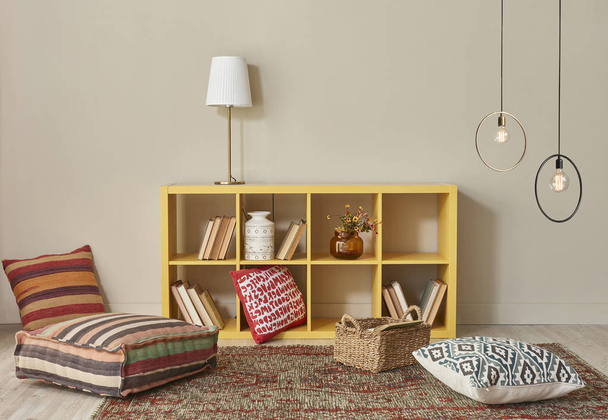 moderna sala interna con mobili e libri
 - Foto, immagini