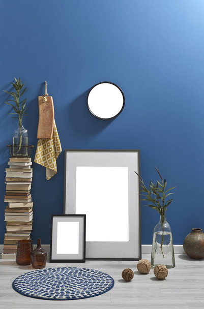 marco de pared azul y libros antiguos, diseño de interiores
  - Foto, imagen