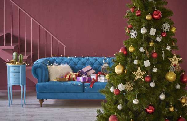 Όμορφο χριστουγεννιάτικο δέντρο και σκούρο μπλε καναπέ, concept σπίτι με το νέο έτος αξεσουάρ - Φωτογραφία, εικόνα
