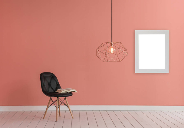 ανοιχτό ροζ χρώμα τοίχου με μοντέρνα λάμπα και μαύρη καρέκλα  - Φωτογραφία, εικόνα