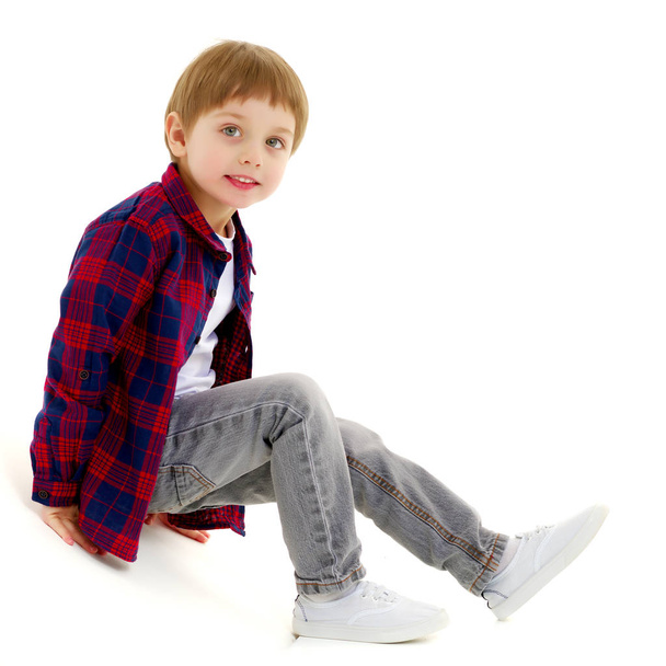 mały chłopiec siedzi na podłodze - Zdjęcie, obraz