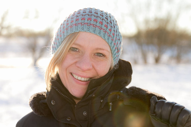 Улыбающаяся белая женщина в шляпе зимой
 - Фото, изображение