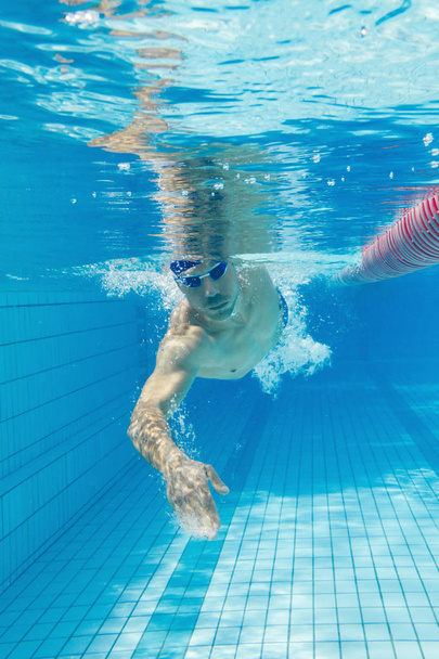 Young man swimming in pool - Foto, Imagem