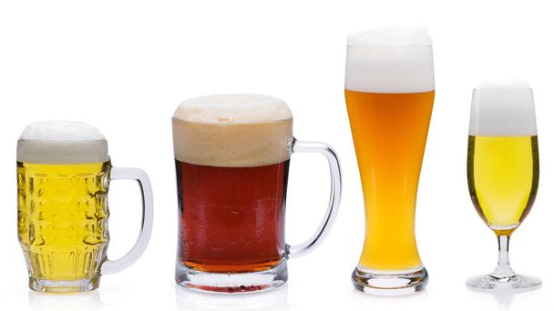 kaltes Bier in Gläsern isoliert auf weißem Hintergrund  - Foto, Bild