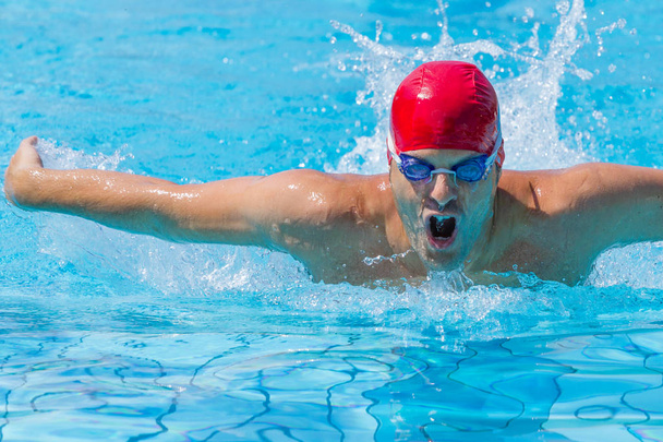 Sportsman swimming in a pool - Foto, afbeelding