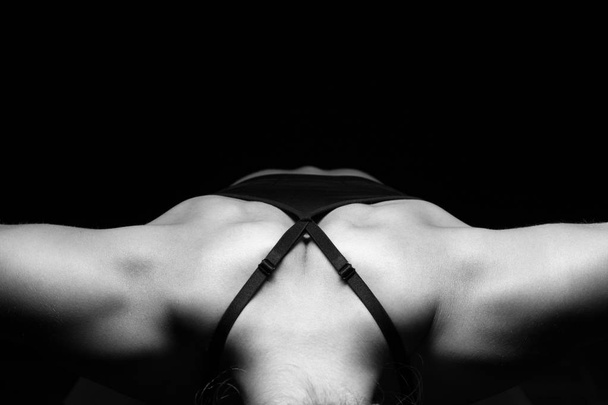 Female bodybuilder posing on dark background - Valokuva, kuva