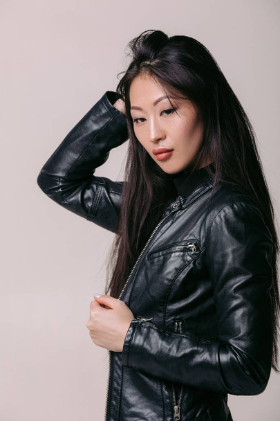 asiático modelo no preto jaqueta posando no estúdio
 - Foto, Imagem