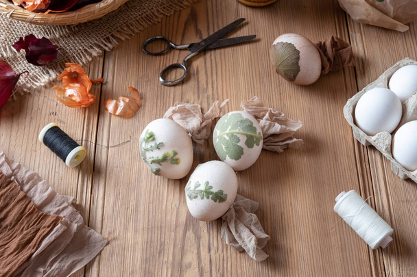Paskalya yumurtalarının soğan kabuklarıyla ölmeye hazırlanması - Fotoğraf, Görsel