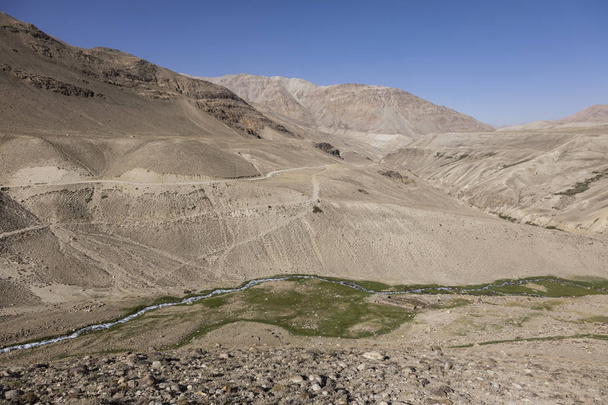 Μικρό ποτάμι στα Pamir βουνά του Τατζικιστάν - Φωτογραφία, εικόνα