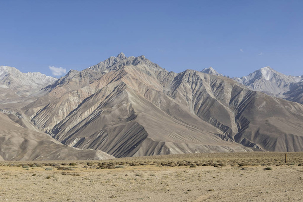 Красивый пейзаж в горах Памира. Вид из Таджистана на Афганистан на заднем плане с горными персиками
 - Фото, изображение