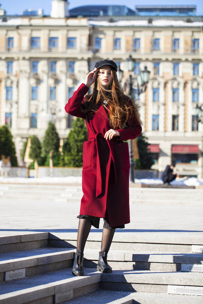 Красива дівчина в стилі в довгому бордовому пальто
 - Фото, зображення