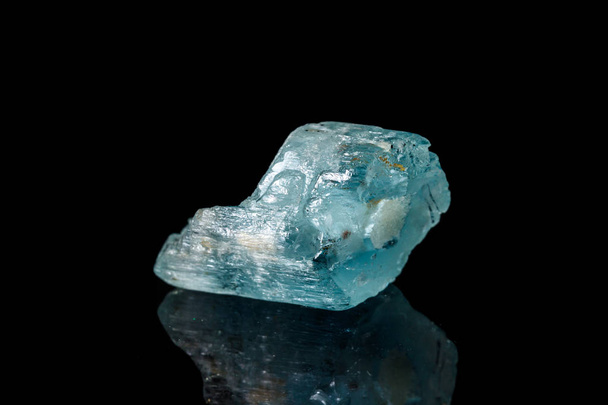 makro ásványi kő aquamarine, a fekete háttér - Fotó, kép