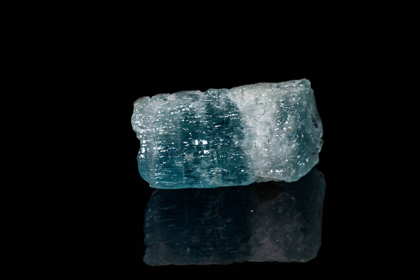 Minerální kámen akvamarín makra na černém pozadí - Fotografie, Obrázek