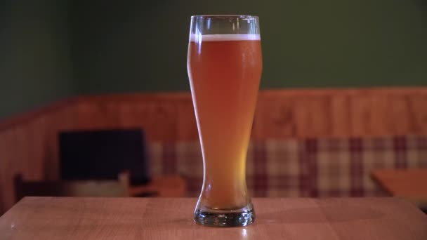 Φρέσκια μπύρα μπύρας στην παμπ - Πλάνα, βίντεο