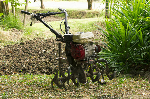 tiller rotatif aide à préparer le sol pour les agriculteurs modernes
. - Photo, image