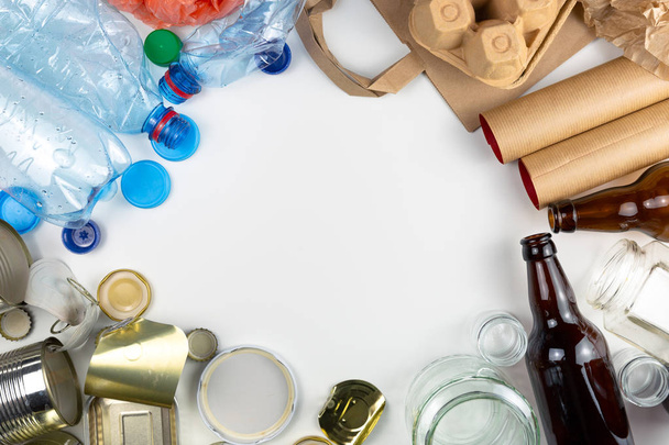 Műanyag, üveg, fém és papír hulladék újrahasznosítás fogalma-re - Fotó, kép