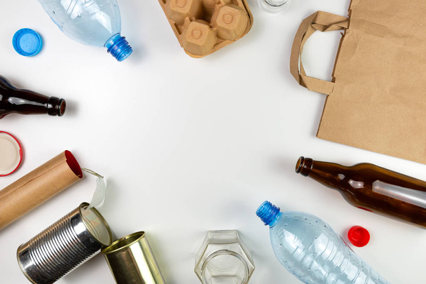 Kunststof, glas, metaal en papier afval voor recycling concept re - Foto, afbeelding