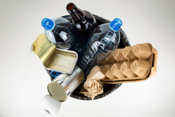 Lixo de plástico, vidro, metal e papel em saco de lixo preto para
 - Foto, Imagem
