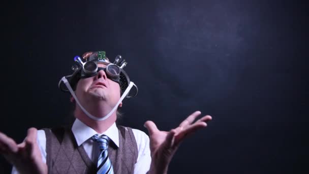 Nerd mit Aluminiumhut blickt in den Himmel - Filmmaterial, Video