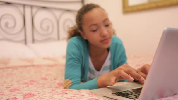 Young girl typing on her laptop - Filmmaterial, Video