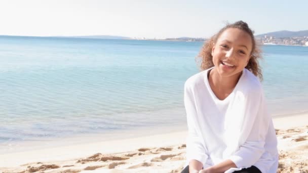 Joven adolescente relajándose en una playa de arena blanca
 - Imágenes, Vídeo